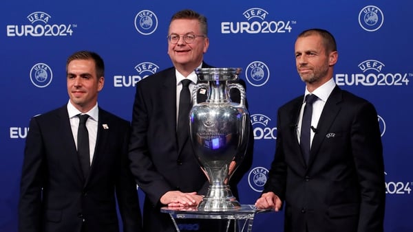 Aleksander Ceferin, presidente de la UEFA, junto al aleman Reinhard GrindelÂ y el ex futbolistaÂ Philipp LahmÂ (REUTERS)