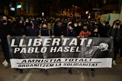 Manifestación contra el encarcelamiento del rapero y poeta Pablo Hasel, en la Plaza de Europa de Lleida, Catalunya (Europa Press)