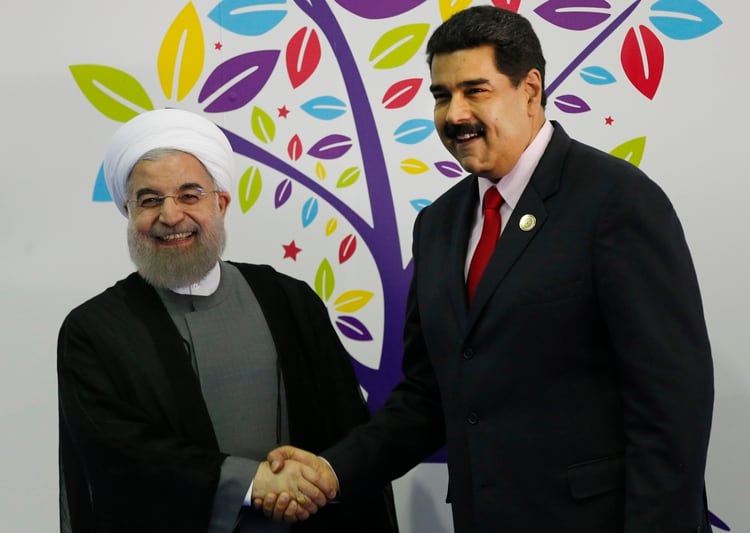 El presidente de Irán Hassan Rohani y Nicolás Maduro durante la inauguración de la cumbre de los Países No Alineados en 2016 (AP)