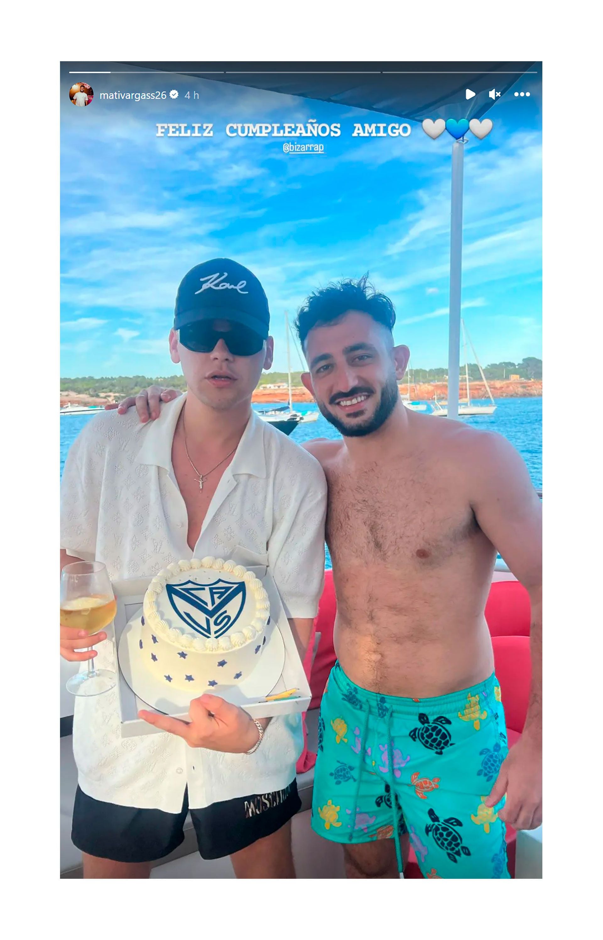 Bizarrap con el exVélez Matías Vargas y la torta con los colores de El Fortín (Instagram)
