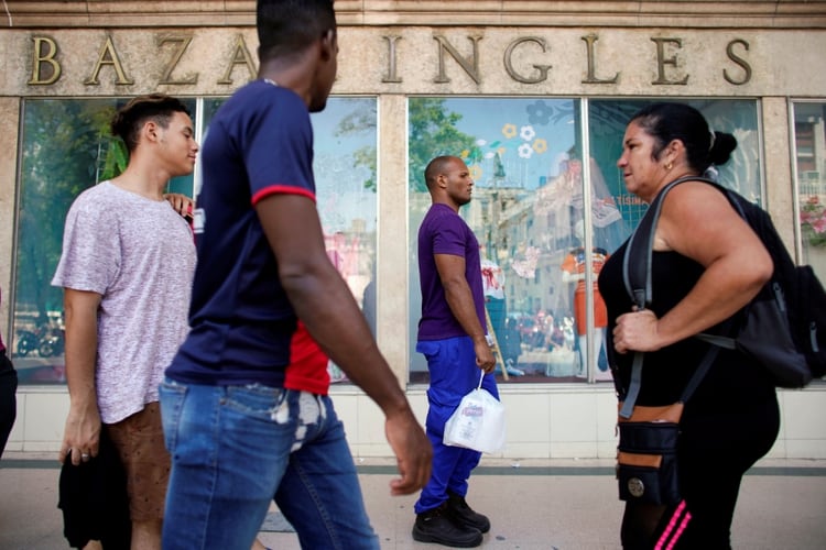Transeúntes en una zona comercial de La Habana, (REUTERS/Alexandre Meneghini)