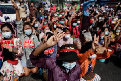 Miles de personas salieron este sábado a las calles de Rangún, antigua capital y ciudad más poblada del país, para manifestarse contra el golpe de Estado perpetrado el lunes por el Ejército.
EFE/EPA/LYNN BO BO
