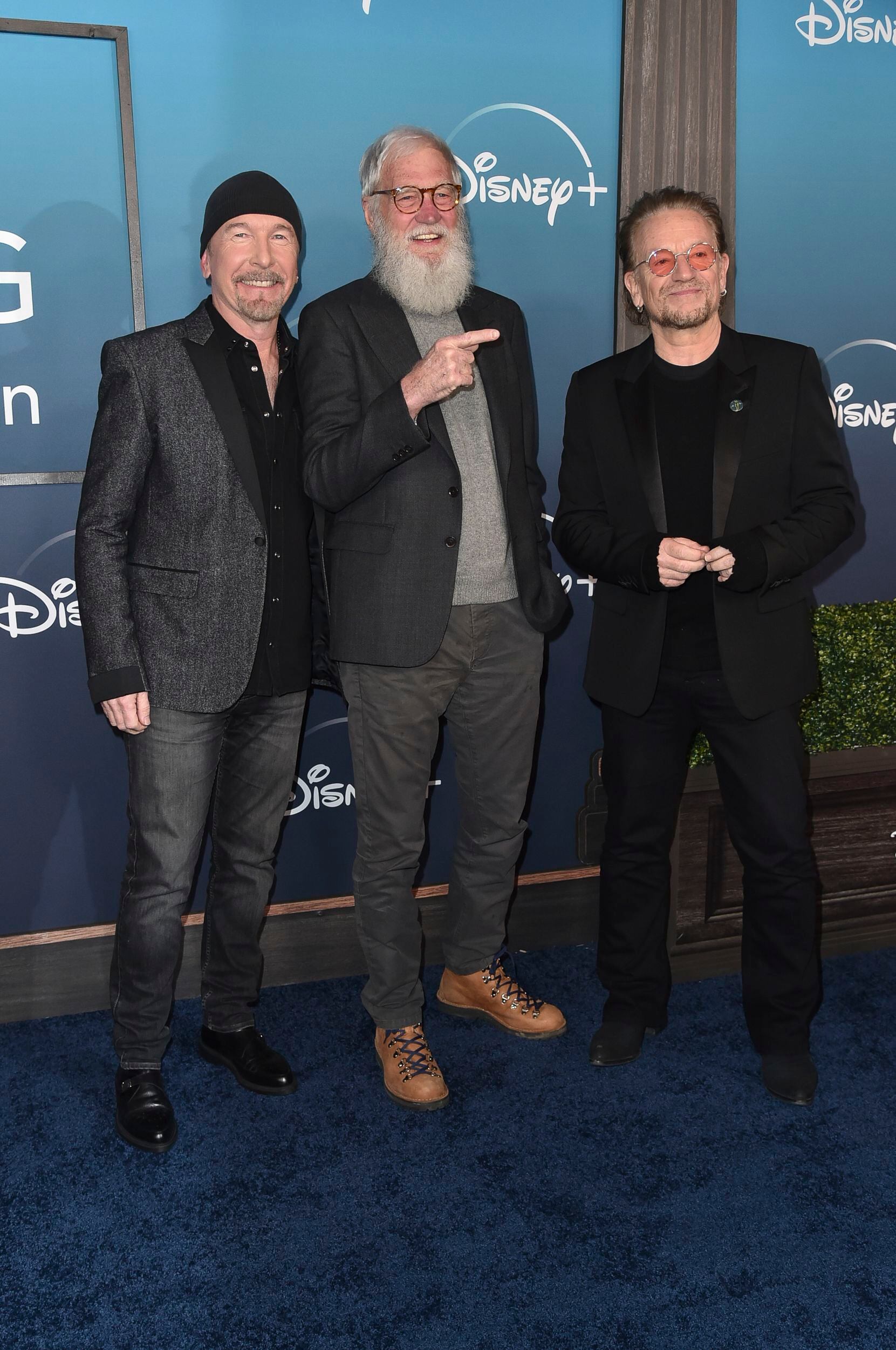 The Edge, de izquierda a derecha, David Letterman y Bono llegan al estreno de "Bono & The Edge: A Sort of Homecoming, With Dave Letterman" el miércoles 8 de marzo de 2023, en The Orpheum Theatre en Los Angeles. (Foto Richard Shotwell/Invision/AP)