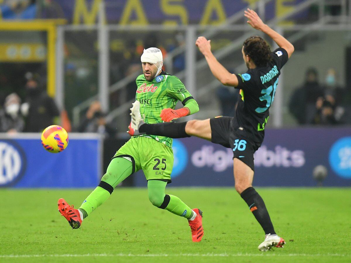 Video: David Ospina da un susto a sus compañeros del Napoli tras un fuerte  golpe que lo dejó tendido en el césped - Infobae