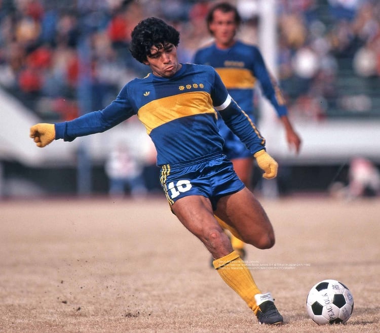 Diego Maradona con la histÃ³rica camiseta Adidas durante el campeonato de 1981