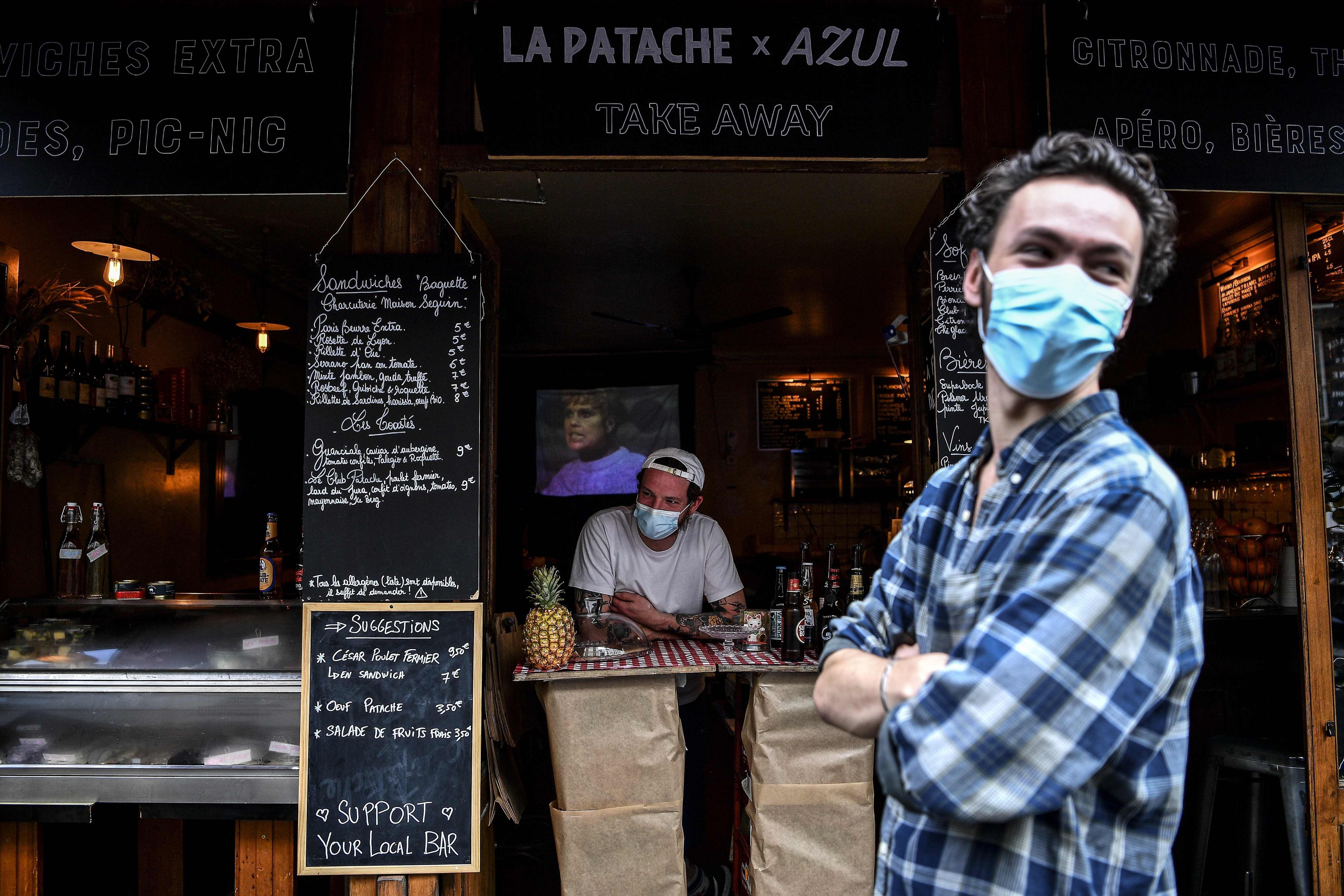 Trabajadores de un bar con mascarillas en Francia (Christophe Archambault/AFP/dpa)
