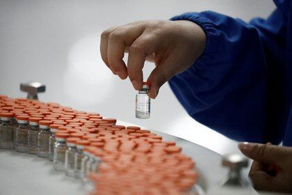 FOTO DE ARCHIVO: Un trabajador realiza un control de calidad en las instalaciones de empaque del fabricante chino de vacunas Sinovac Biotech, que desarrolla una vacuna experimental contra el COVID-19 durante una gira a medios organizada por el gobierno en Pekín, China. 24 de septiembre de 2020. REUTERS/Thomas Peter