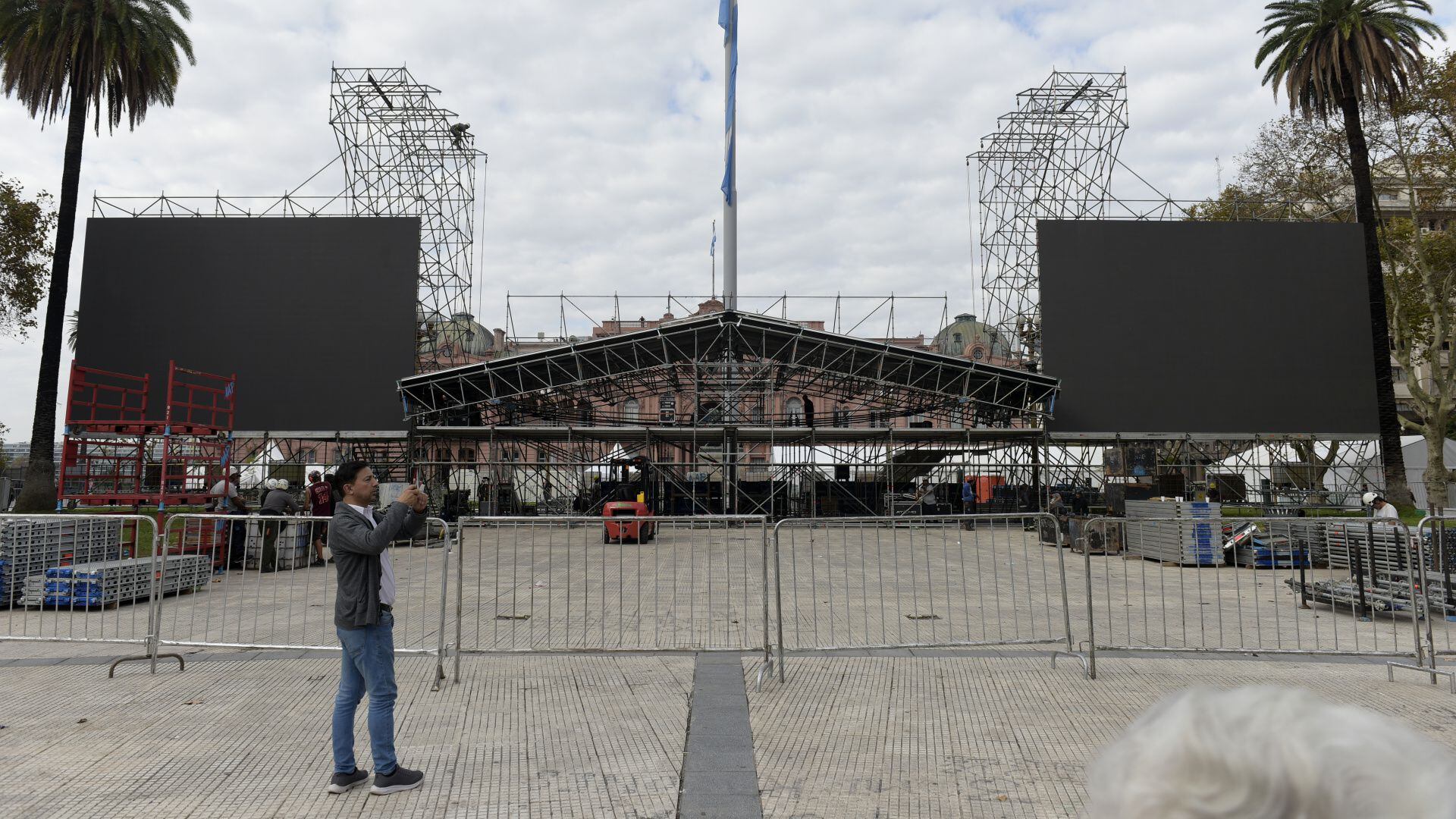 Armado escenario en Plaza de Mayo para acto del 25 de Mayo