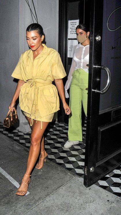 En West Hollywood, Kourtney Kardashian fue a cenar a un restaurante con su amiga Addison Rae, un popular influencer. La hermana de Kim Kardashian lució un minivestido de capas de color amarillo pálido (Foto: Mega/The Grosby Group)