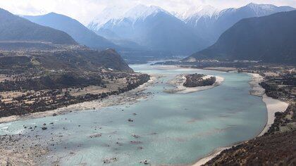 This photo taken on March 28, 2021 shows the Yarlung Zangbo Grand Canyon in Nyingchi city, in China's western Tibet Autonomous Region. - China is planning a mega dam in Tibet able to produce triple the electricity generated by the Three Gorges -- the world's largest power station -- stoking fears among environmentalists and in neighbouring India. (Photo by STR / AFP) / China OUT / TO GO WITH AFP STORY CHINA-ENVIRONMENT-TIBET-POLITICS-INDIA,FOCUS BY PATRICK BAERT AND BHUVAN BAGGA