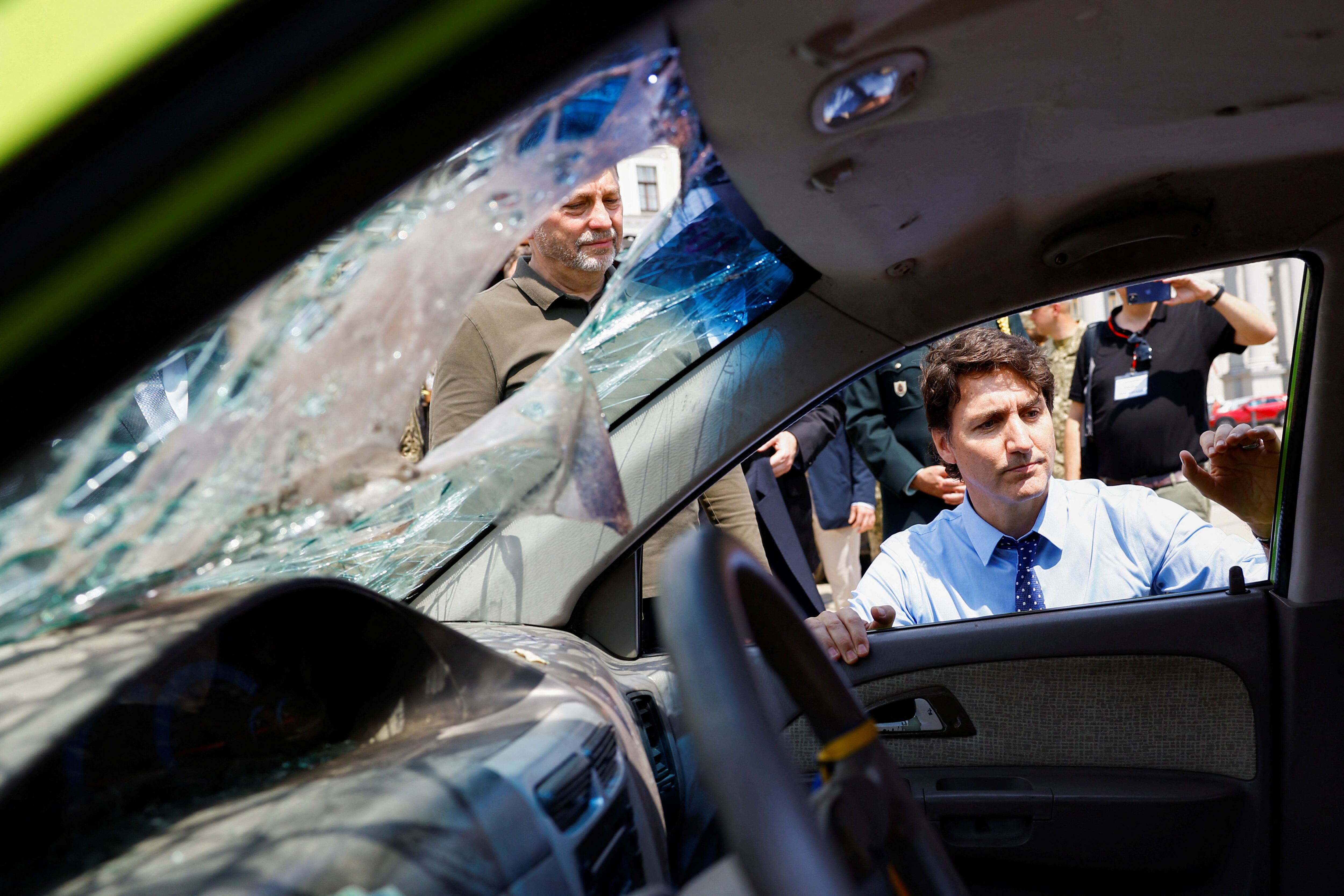 El primer ministro canadiense, Justin Trudeau, visita una exposición de vehículos destruidos el día de su visita al Muro del Recuerdo para rendir homenaje a los soldados ucranianos asesinados, en medio del ataque de Rusia a Ucrania, en Kiev, Ucrania, el 10 de junio de 2023. REUTERS/Valentyn Ogirenko/ Piscina