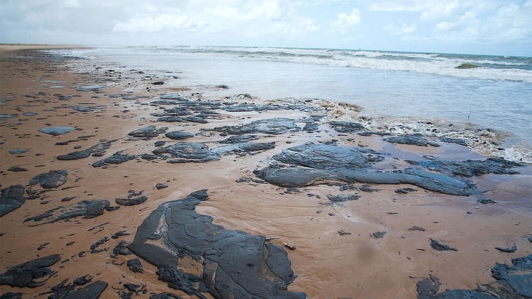 Petróleo derramado en una playa en Pirambu, estado de Sergipe (AFP)