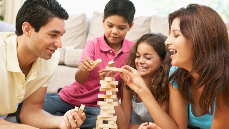 Los juegos de mesa en familia siempre son una buena opción (Shutterstock)