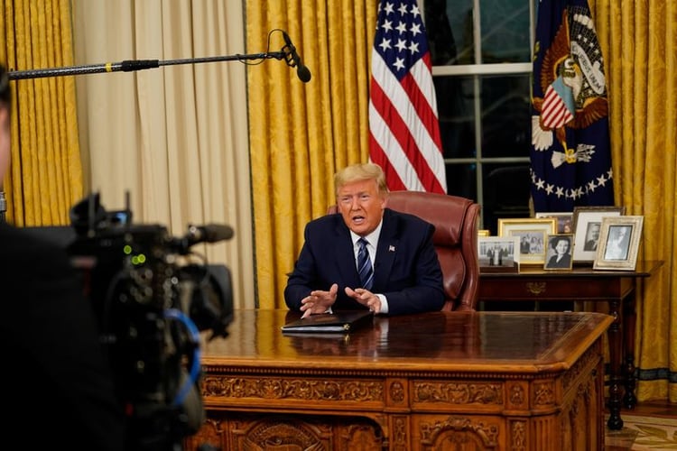 El presidente de Estados Unidos, Donald Trump, habla sobre la respuesta del país la pandemia del coronavirus COVID-19, durante un discurso a la nación desde la Oficina Oval de la Casa Blanca (Reuters)