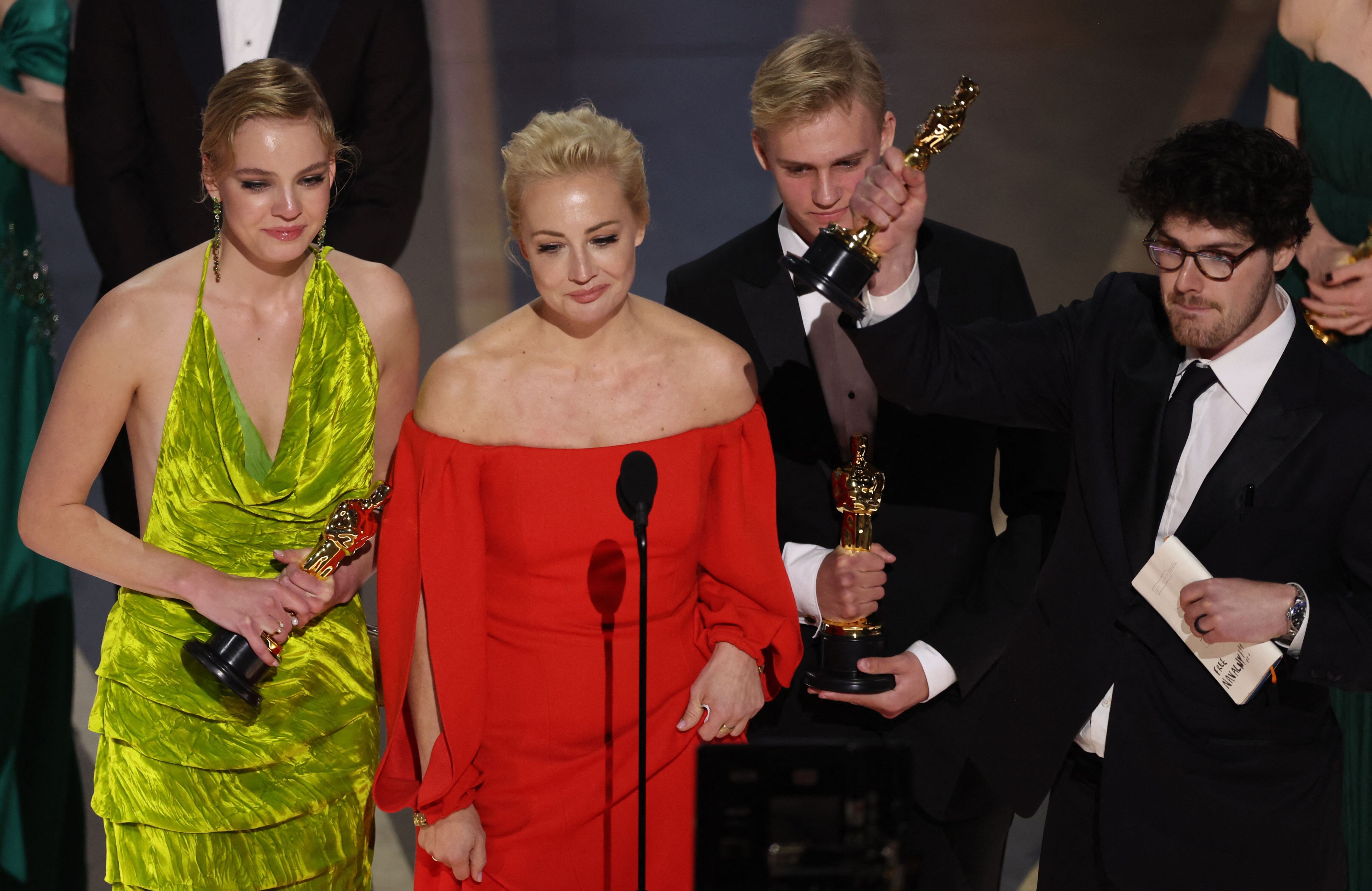 Yulia Navalny, esposa del opositor ruso Alexei Navalny, al recibir el Oscar por su documental (REUTERS)