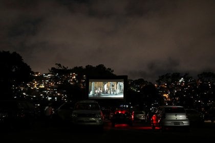 Los autos están estacionados mientras la película "The Call of the Wild" se proyecta en un cine drive-in en medio del brote de la enfermedad del coronavirus continúa en Caracas  (REUTERS / Manaure Quintero)

