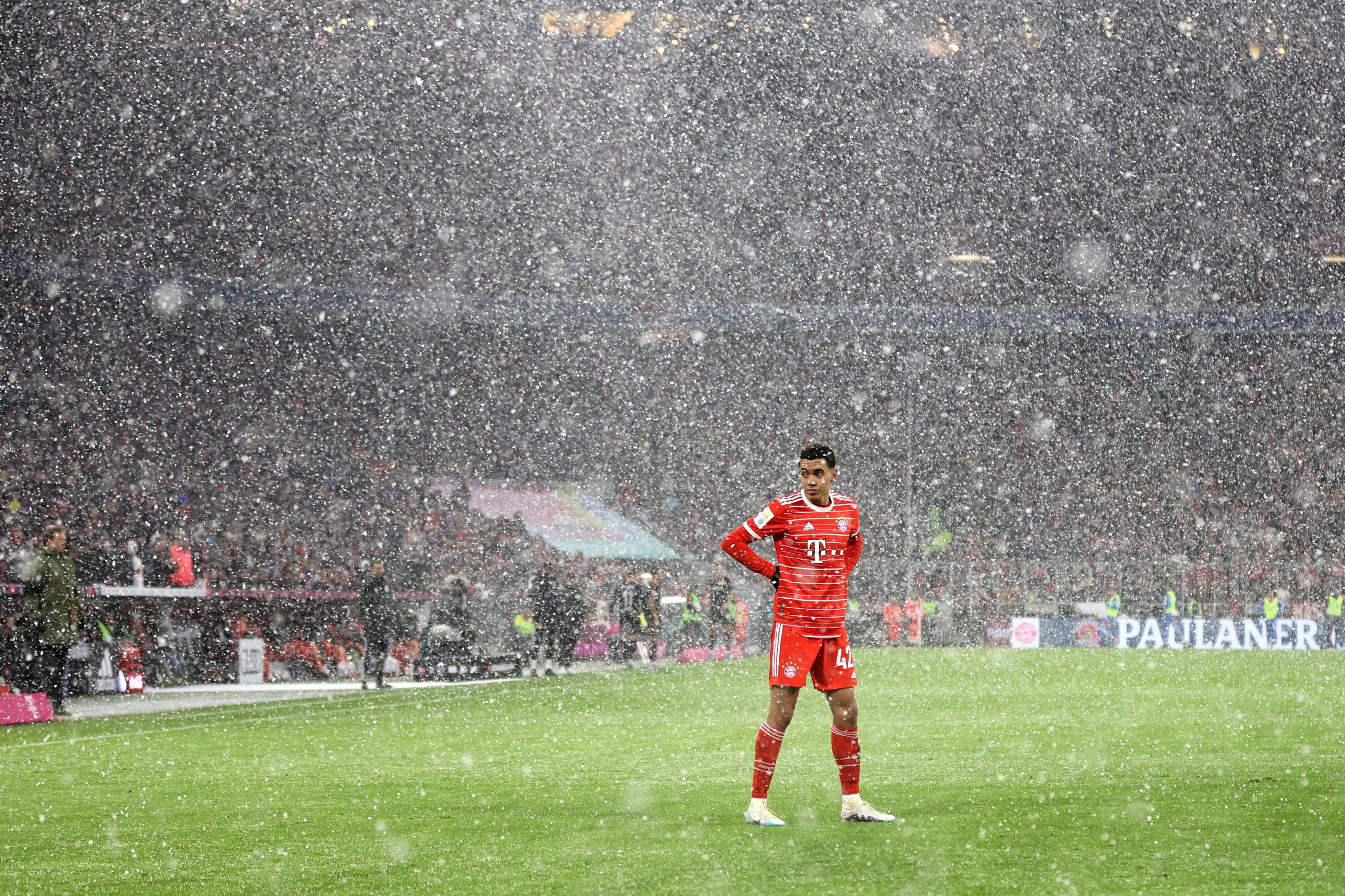 Jamal Musiala del Bayern Múnich en medio de la nieve durante el partido contra Union Berlín en la Bundesliga, el domingo 26 de febrero de 2023. (AP Foto/Alexandra Beier )