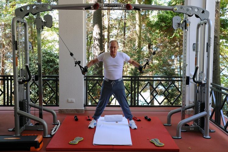 Entrenamiento en un gimnasio en su residencia de Sochi, en 2015 (AFP)