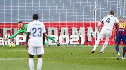 Sergio Ramos puso el 2-1 parcial para los merengues, de penal (REUTERS/Albert Gea)