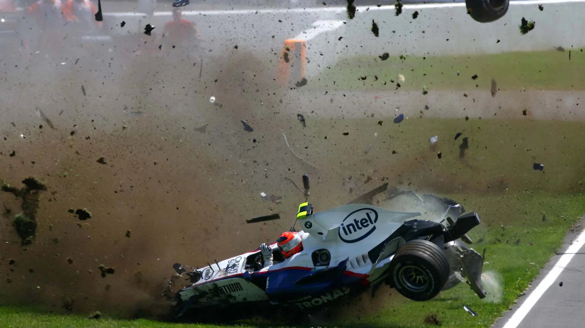El polaco Robert Kubica se estrelló contra un muro con su BMW-Sauber durante el Gran Premio de Canadá de la Fórmula Uno 2007