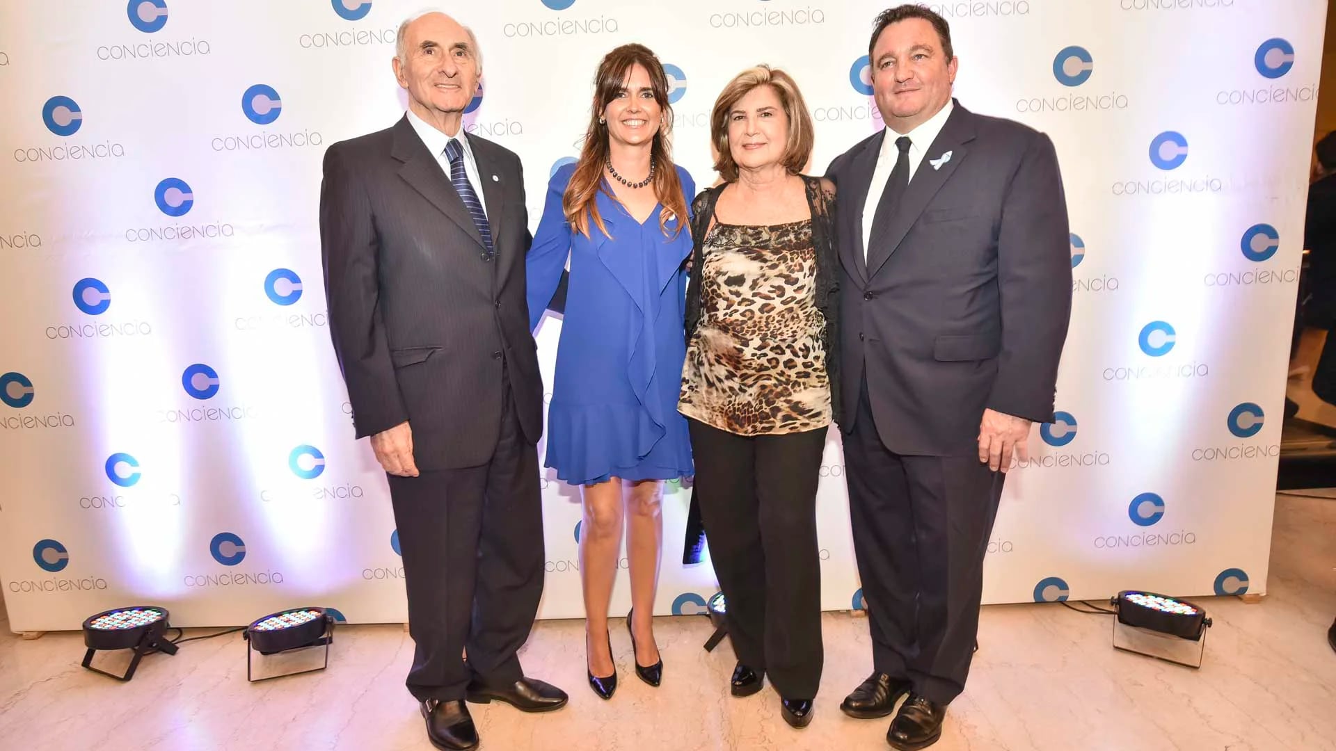 El ex presidente de la Nación, Fernando de la Rúa; Beby Lacroze, presidenta de la Asociación Conciencia; Inés Pertiné y Alejandro Macfarlane