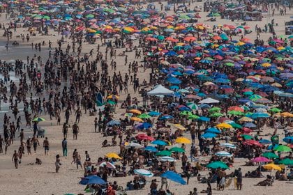 Visitantes disfrutan de la playa de Ipanema en R&#237;o de Janeiro (Brasil). EFE/ Antonio Lacerda/Archivo
