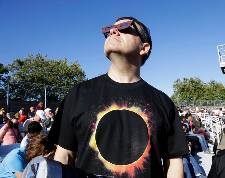 Mirar directo al eclipse sin la protección adecuada puede ser perjudicial para la visión (AP Photo/Don Ryan)
