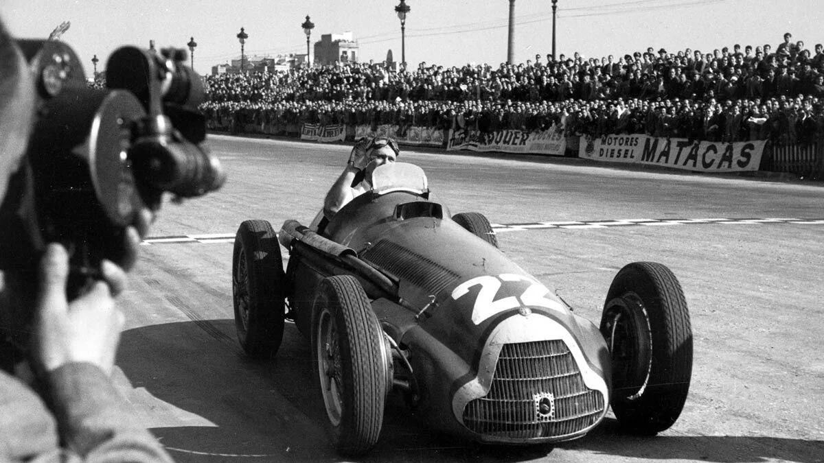 El Alfa Romeo que llevó a la cima a Fangio en la F1 - Infobae