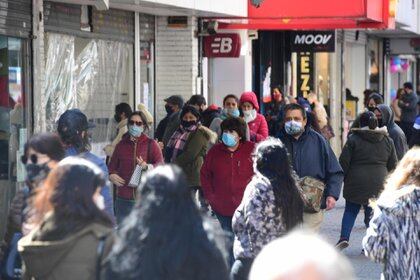 La modalidad delivery o take away no impide la aglomeración de gente en las veredas de las zonas comerciales (Quilmes)