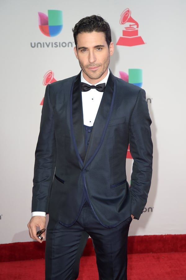 Miguel Ángel Silvestre, el galán de Velvet, estuvo presente en la gala luciendo un smoking con moño en azul noche. “Sigo insistiendo en que es una fiesta en la que se puede salir del contexto gala”, opinó Caprarola.