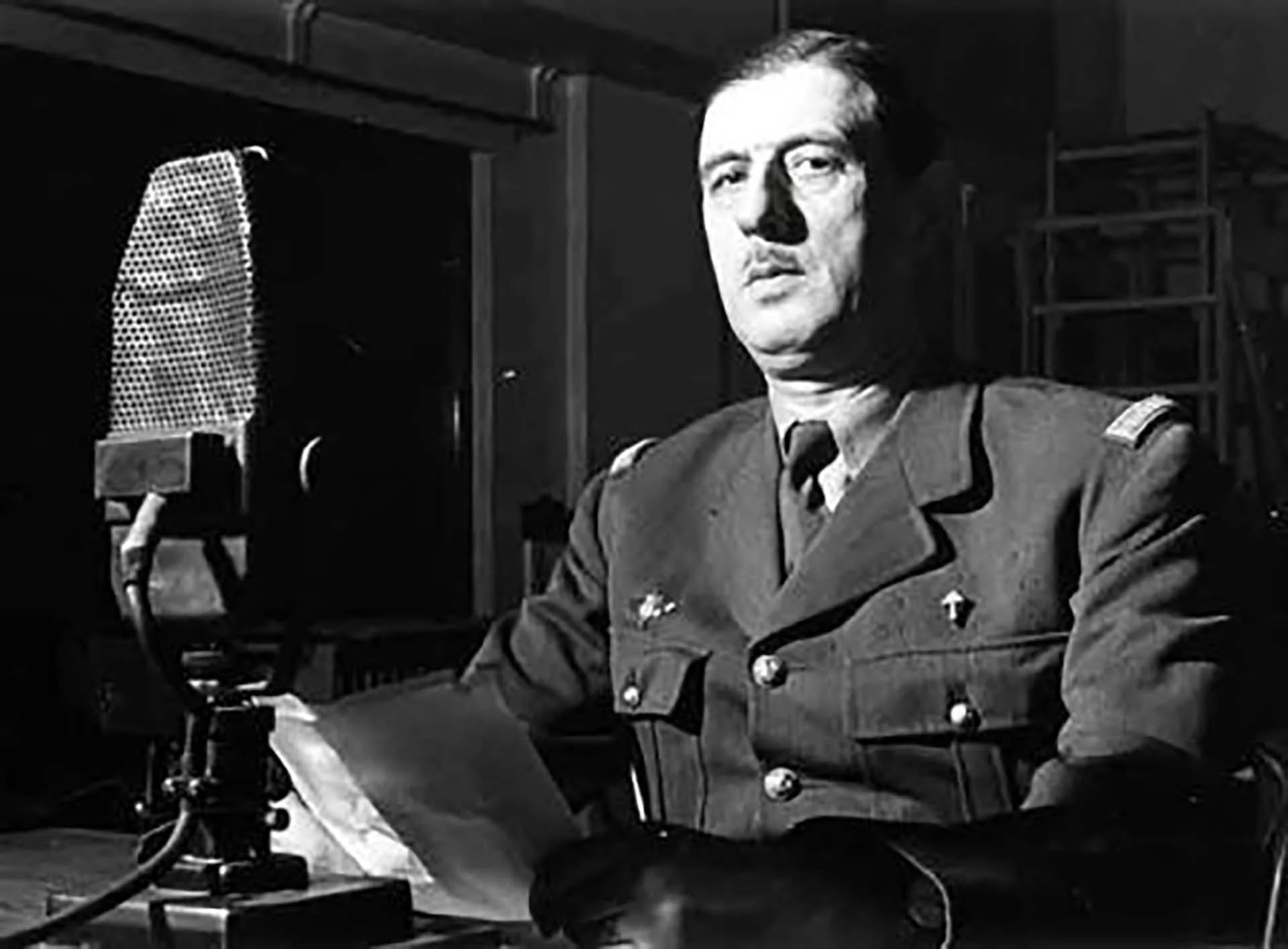 Charles De Gaulle ante los micrófonos de la BBC, que usaba para enviar sus mensajes a los franceses