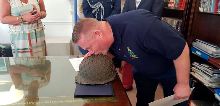 El último adiós. Andy Damstag se despide del casco argentino que guardó durante 37 años.