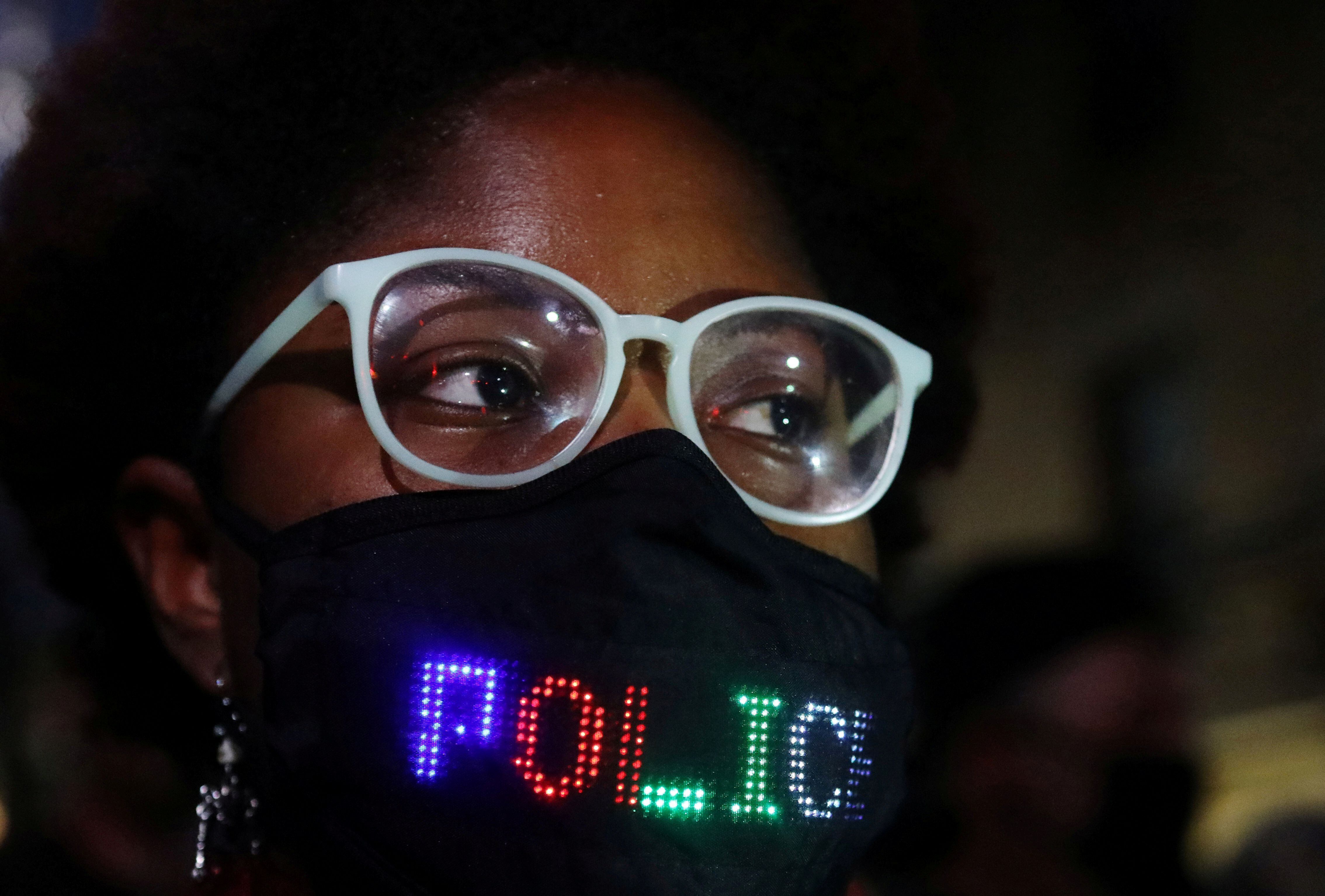 Una activista de Black Lives Matter lleva una máscara con un mensaje contra la policía durante una protesta en el campus de la Universidad de Utah  en 2020. (REUTERS/Jim Urquhart)