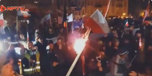 Los nacionalistas polacos quemaron un libro que simboliza el Estatuto de Kalisz