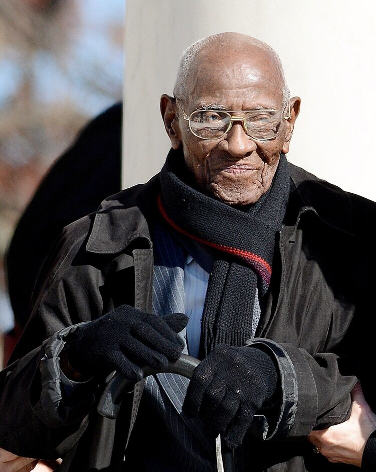 Fotografía de archivo fechada el 11 de noviembre de 2013 que muestra a Richard Overton mientras es reconocido por Barack Obama (EFE)