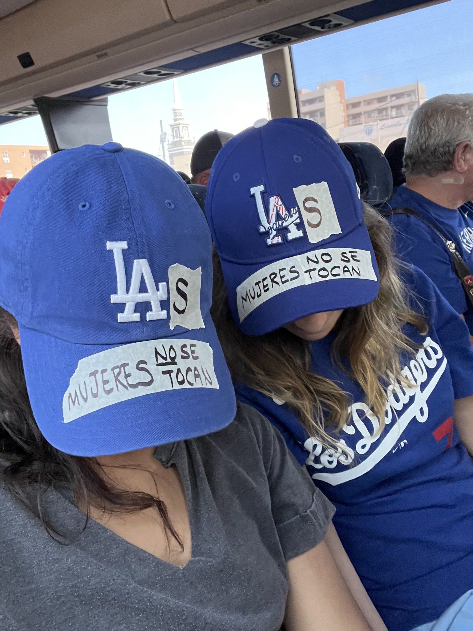 Fans de los Dodgers protestan en contra de Julio Urías: “Las