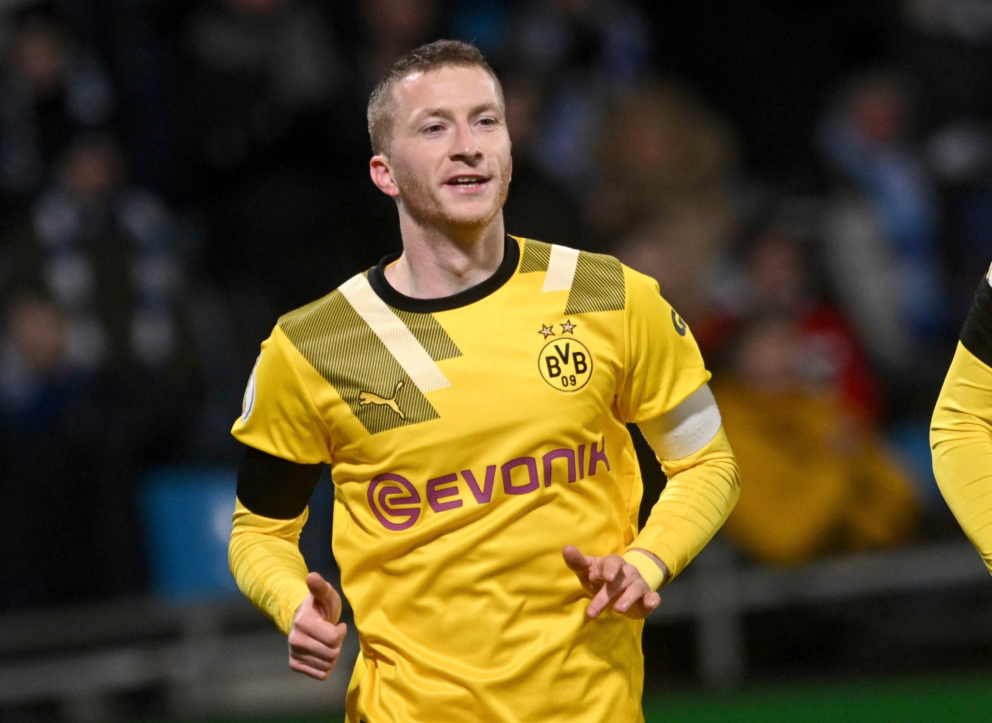 Marco Reus, del Borussia Dortmund, festeja luego de anotar en un partido de la Copa de Alemania ante el Bochum, el miércoles 8 de febrero de 2023 (Bernd Thissen/dpa via AP)