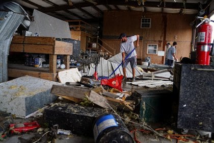 Brent Morvant limpia su negocio en Cameron Parish, Louisiana, después del huracán Laura.  28 de agosto de 2020. REUTERS / Elijah Nouvelage