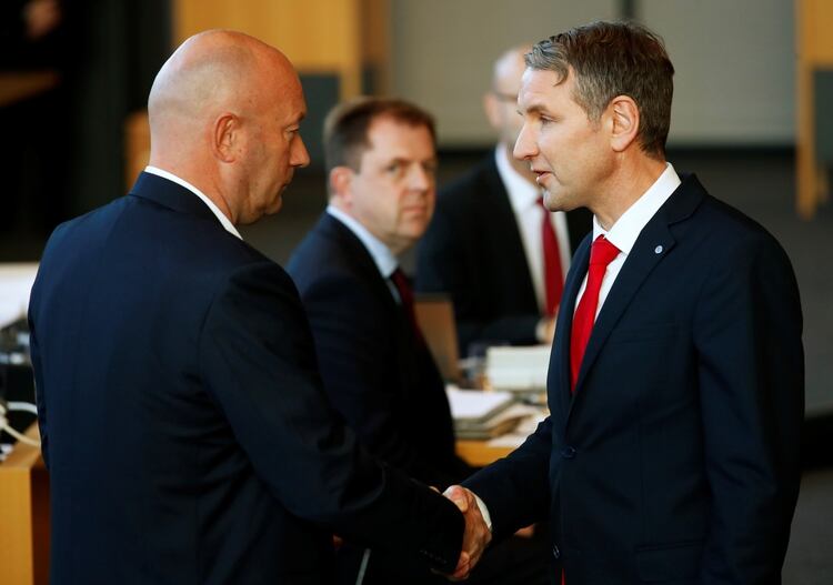 Bjoern Hoecke, líder de Alternativa para Alemania (AfD) en Turingia, felicita a Thomas Kemmerich tras su efímero triunfo, el 5 de febrero de 2020 (REUTERS/Hannibal Hanschke)