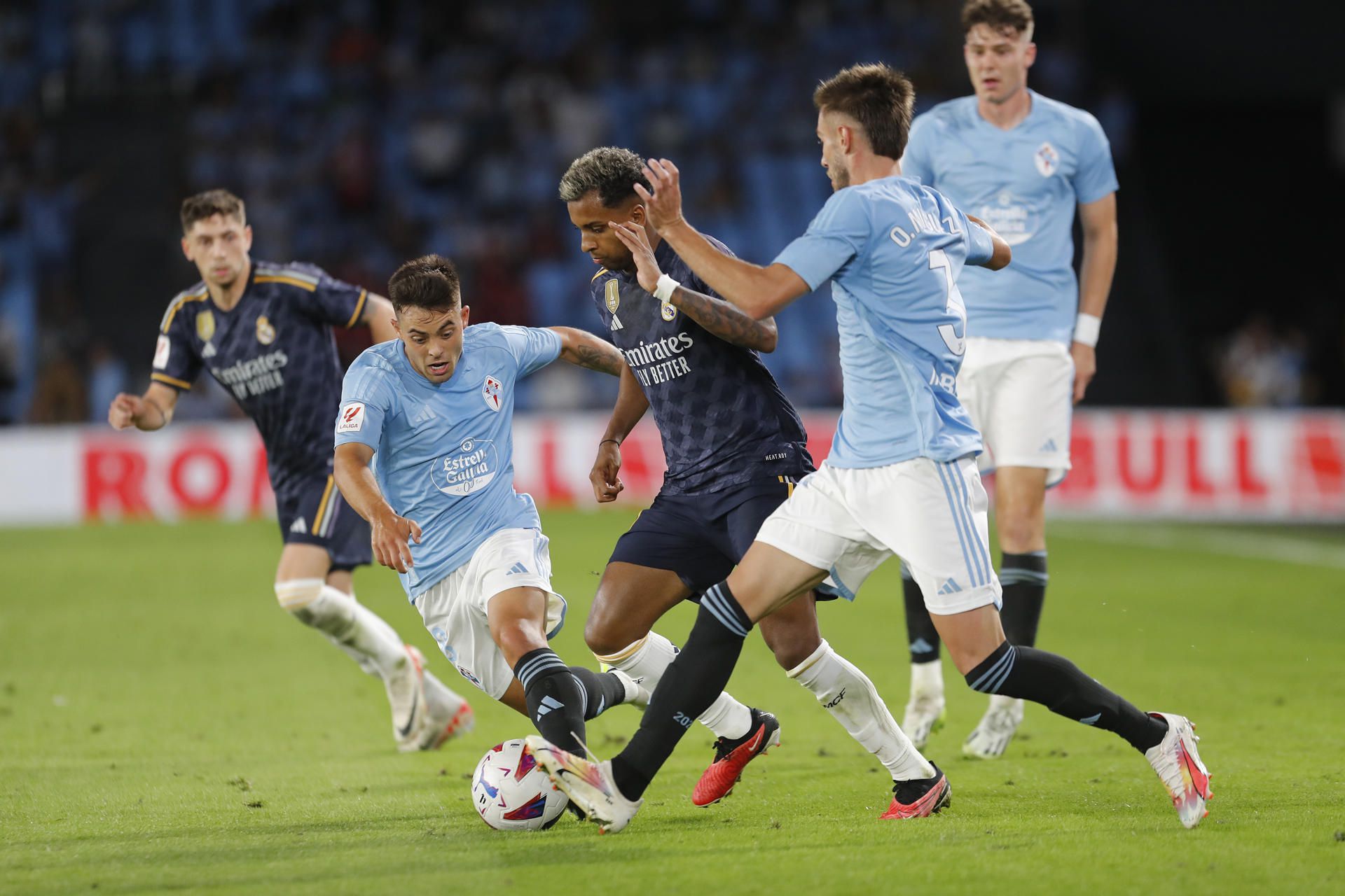 El delantero brasileño del Real Madrid Rodrygo Goes (c) se cuela entre varios contrarios durante el partido contra el Celta de Vigo. EFE/ Salvador Sas