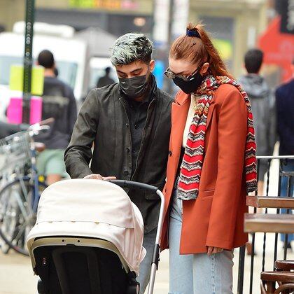 Paseo en familia. Gigi Hadid y su pareja, Zayn Malik, pasearon por las calles de Nueva York junto a su hija Zayn