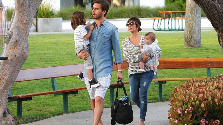 Kourtney Kardashian y Scott Disick con sus hijos (Foto: Archivo)