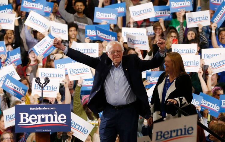 El candidato presidencial demócrata Bernie Sanders, acompañado por su esposa Jane, saluda en Essex Junction, Vermont, EEUU (REUTERS/Caitlin Ochs)