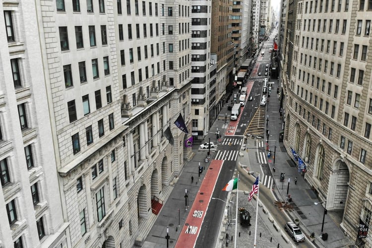 El downtown de Manhattan, habitualmente lleno, luce ahora casi desierto (AP)