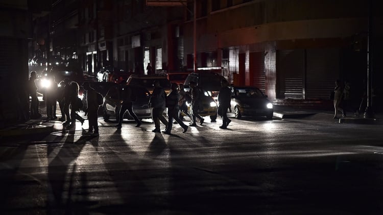 Sin semáforos, se desató un caos de tránsito (Photo by YURI CORTEZ / AFP)