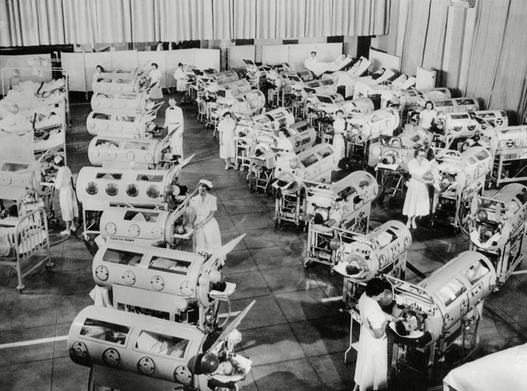 Pacientes en respiradores en California durante la epidemia de polio en 1953 (Everett/Shutterstock) 