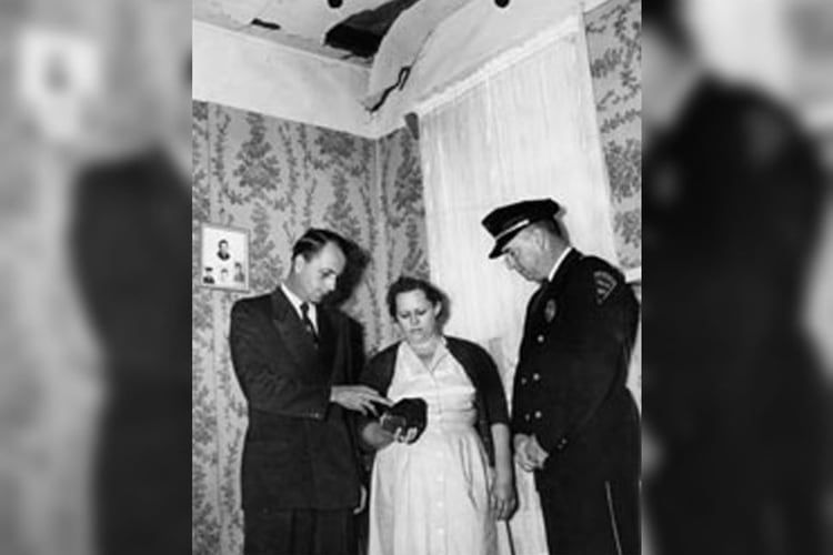 Ann Hodges (centro) posa con su meteorito, debajo del punto donde se estrelló contra su casa, en Sylacauga, con el alcalde de Alabama Ed Howard (izquierda) y el jefe de policía de la ciudad WD Ashcraft (Universidad de Alabama)