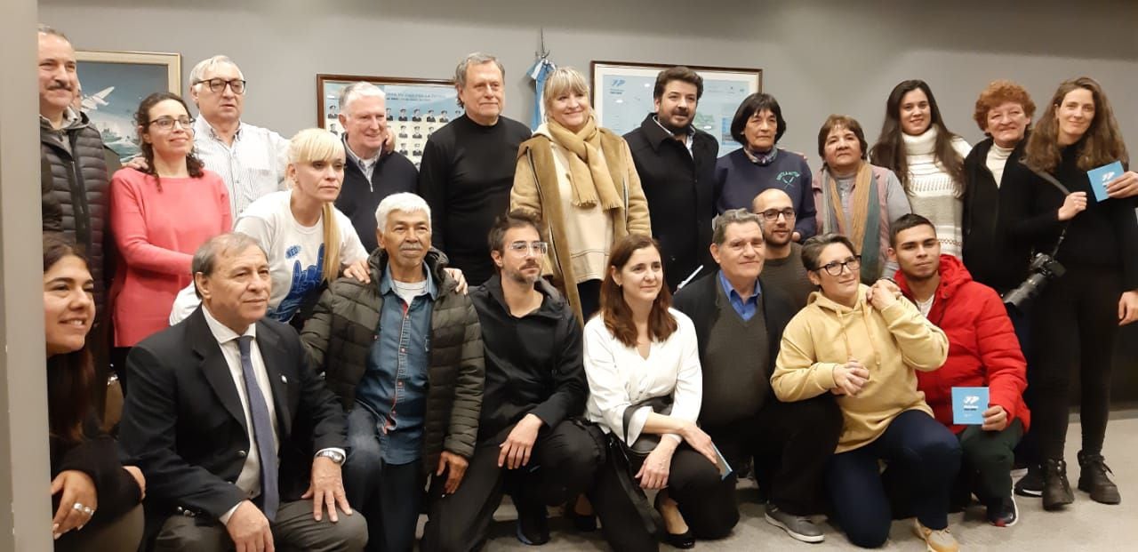 Cansados, tristes, felices y con la tranquilidad en el espíritu de haber podido haber rezado frente a la tumba de su ser querido