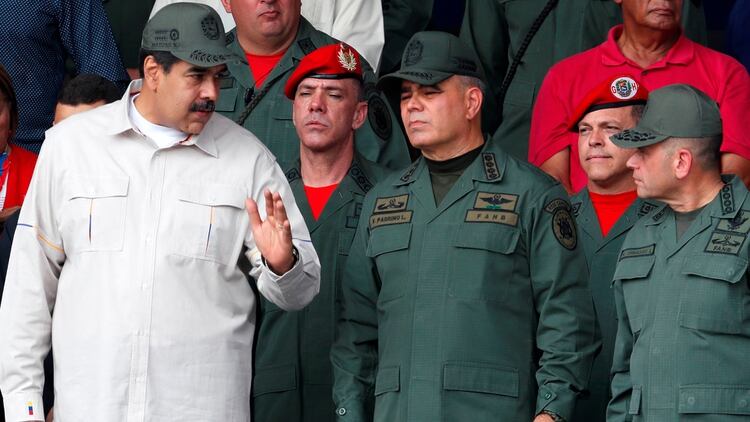 Nicolás Maduro conversa con el ministro de Defensa Vladimir Padrino (REUTERS/Carlos Garcia Rawlins)