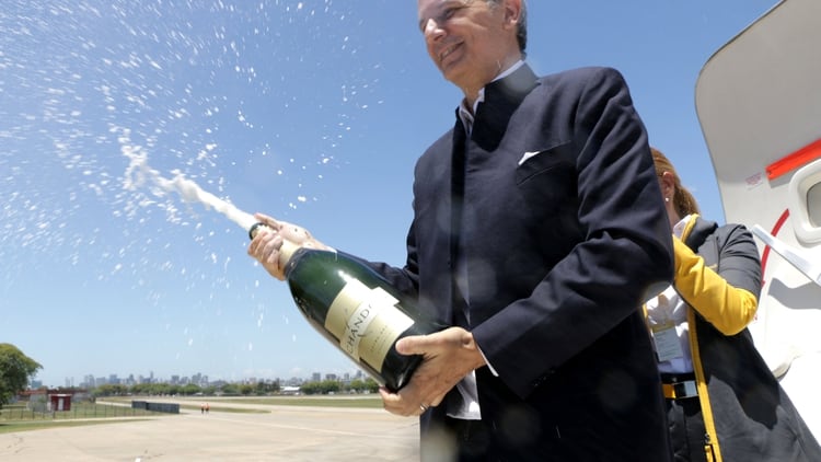 Otros tiempos: Cook festejaba con un champagne el inicio de las operaciones de FlyBondi. Hoy anunció que se va del país (Foto: Lihue Althabe)